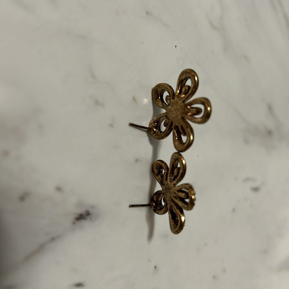 Brushed brass colour floral earrings - Picture 2 of 2